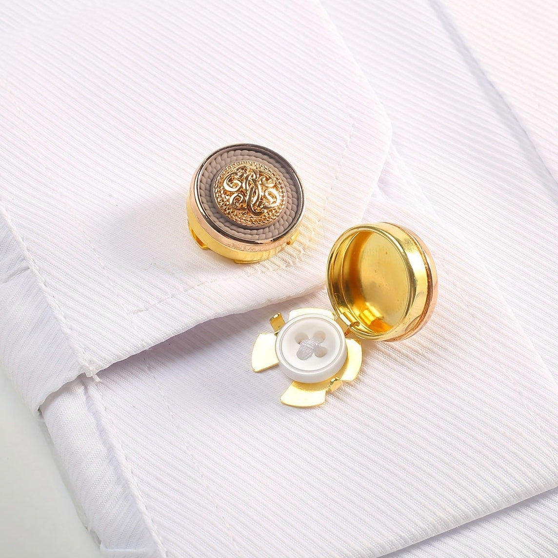Couvre-boutons gravés pour hommes, coloris Taupe
