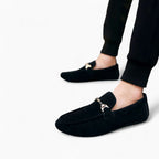 Mocassins En Daim Avec Une Chaîne Décorative Pour Hommes, coloris Noir, vue 4