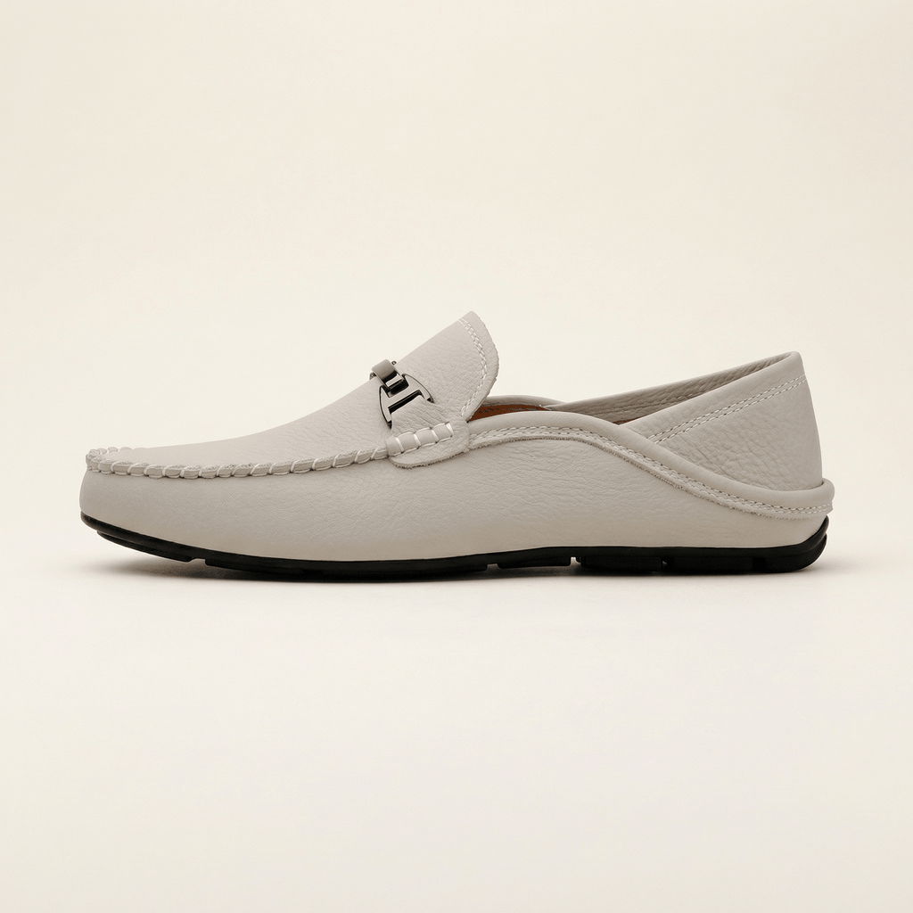 Mocassin à Ornement Métallique en Cuir Lisse, coloris Beige