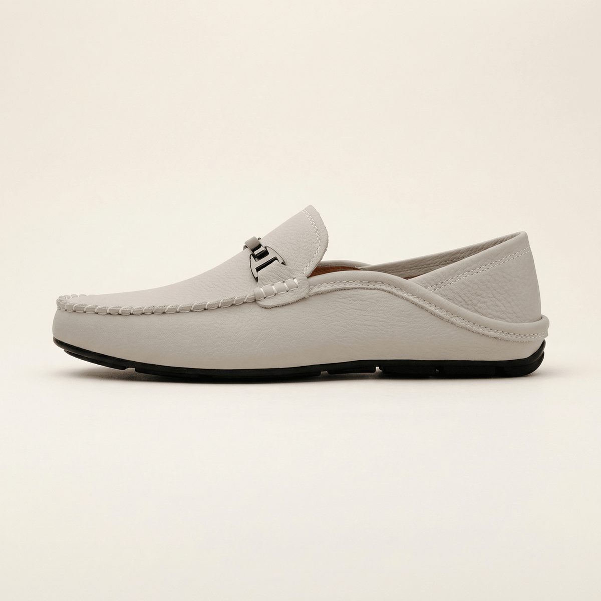 Mocassin à Ornement Métallique en Cuir Lisse, coloris Beige