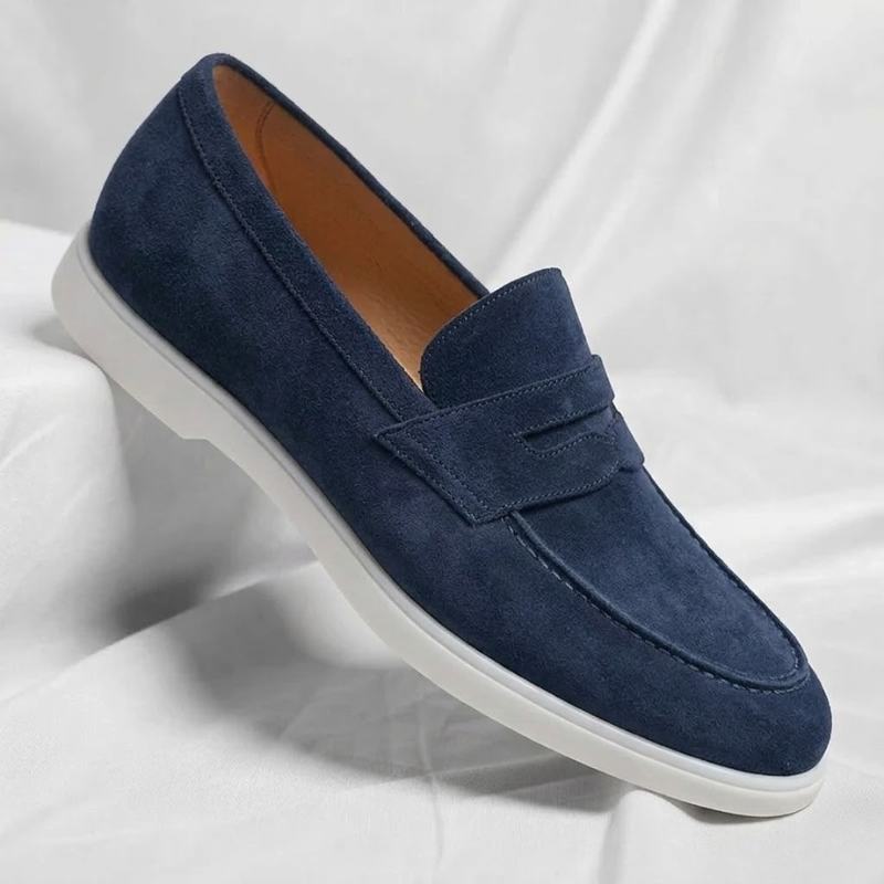 Mocassin penny homme coloris bleu marine avec semelle blanche