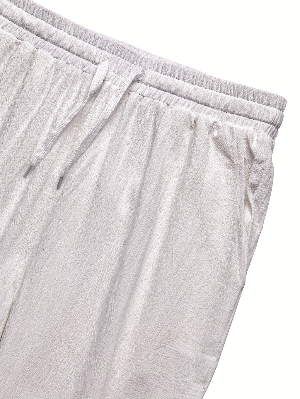 Détail de la taille élastiquée et du cordon du pantalon blanc